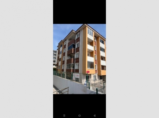 KARABÜK KILAVUZLAR MAHALLESİNDE SAĞLIK OCAĞI YANINDA ÜNİVERSİTEYE YÜRÜME MESAFESİNDE 1+1 İSKANLI
